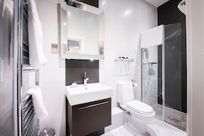 Design suite, niet-roken, kitchenette (Amalfi ) | Badkamer | Designer toiletartikelen, een haardroger, handdoeken, toiletpapier