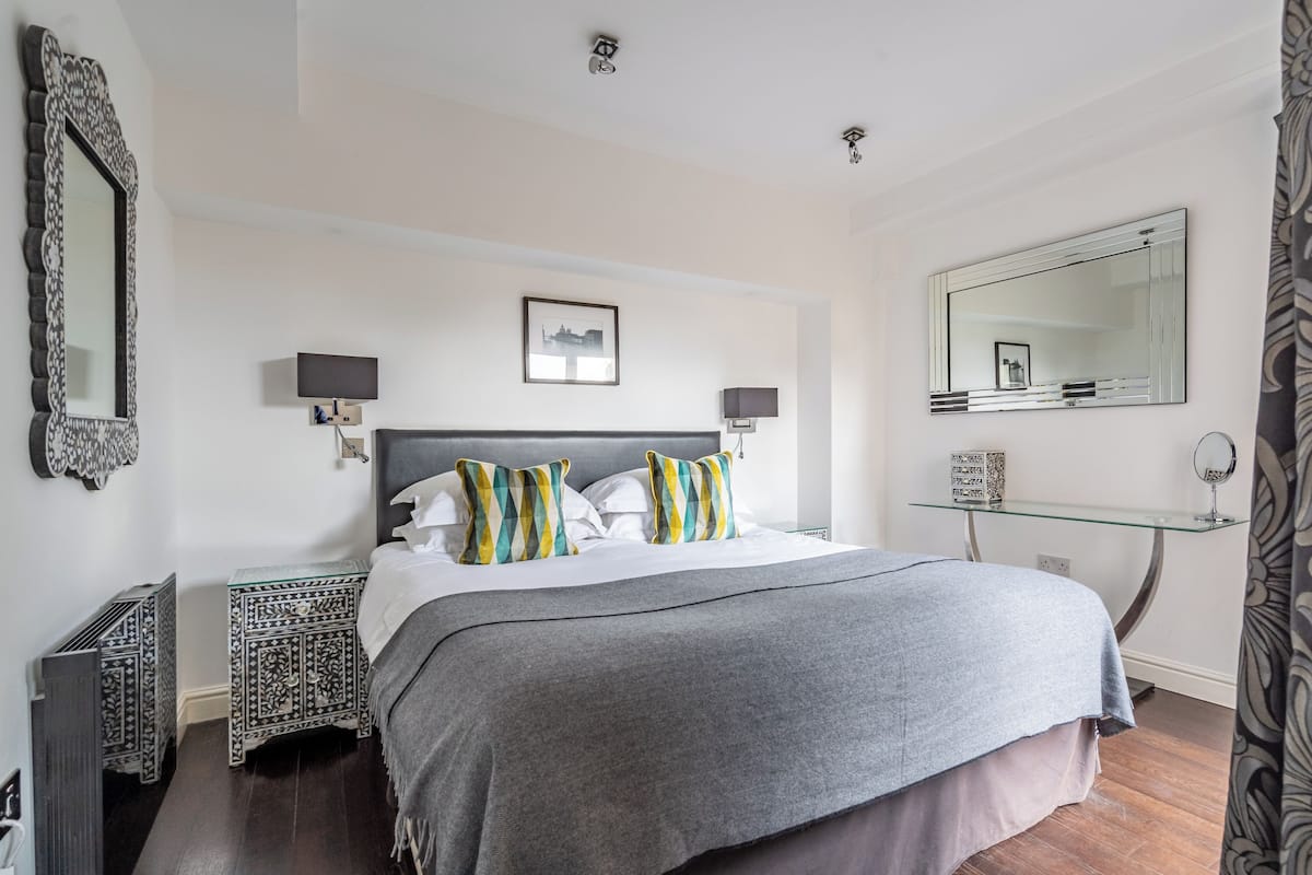 Design suite, 1 kingsize bed, niet-roken, terras (Napoli ) | 1 slaapkamer, een strijkplank/strijkijzer, gratis wifi, beddengoed