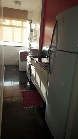 Deluxe Double Room, 2 Bedrooms, Smoking | Private kitchen | Fridge, microwave, oven, stovetop - Etours - Lindo 2 Quartos no Coração de Ipanema (Rio de Janeiro)