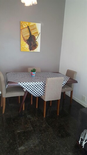 Deluxe Double Room, 2 Bedrooms, Smoking | In-room dining - Etours - Lindo 2 Quartos no Coração de Ipanema (Rio de Janeiro)