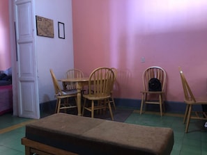 Suite estudio familiar | 1 habitación, escritorio y espacio para trabajar con laptop