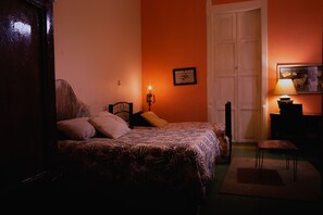 1 habitación, escritorio y espacio para trabajar con laptop 
