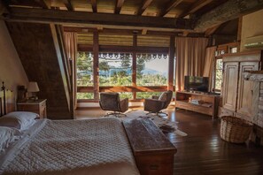 Tallelokero huoneessa, pimennysverhot, ilmaiset vauvansängyt