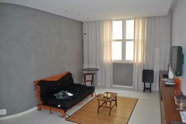Flat-screen TV, fireplace