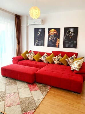 Appartement Deluxe, 1 grand lit et 1 canapé-lit | Aire de séjour | Téléviseur à écran plat, table de ping-pong