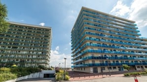 Dos edificios altos con múltiples balcones, probablemente parte de un hotel o complejo residencial.