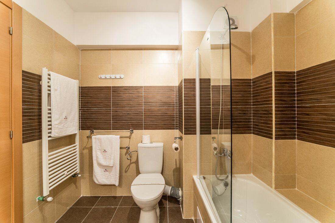 Standard-Apartment, 1 Queen-Bett | Badezimmer | Duschwanne, kostenlose Toilettenartikel, Hausschuhe, Handtücher