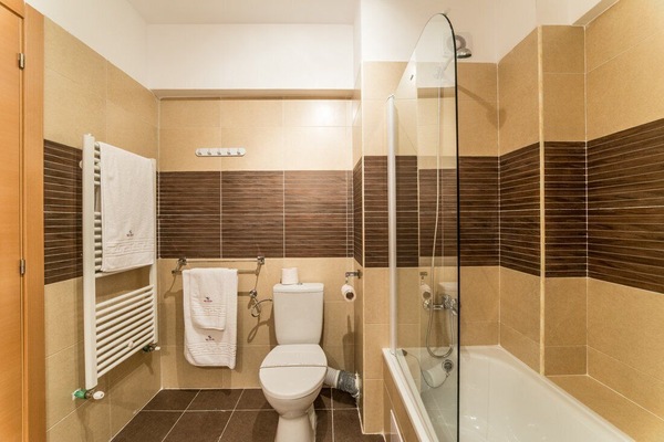 Standard-Apartment, 1 Queen-Bett | Badezimmer | Duschwanne, kostenlose Toilettenartikel, Hausschuhe, Handtücher