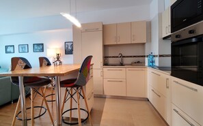 Appartement Premier | Cuisine privée | Réfrigérateur, four à micro-ondes, cafetière-théière
