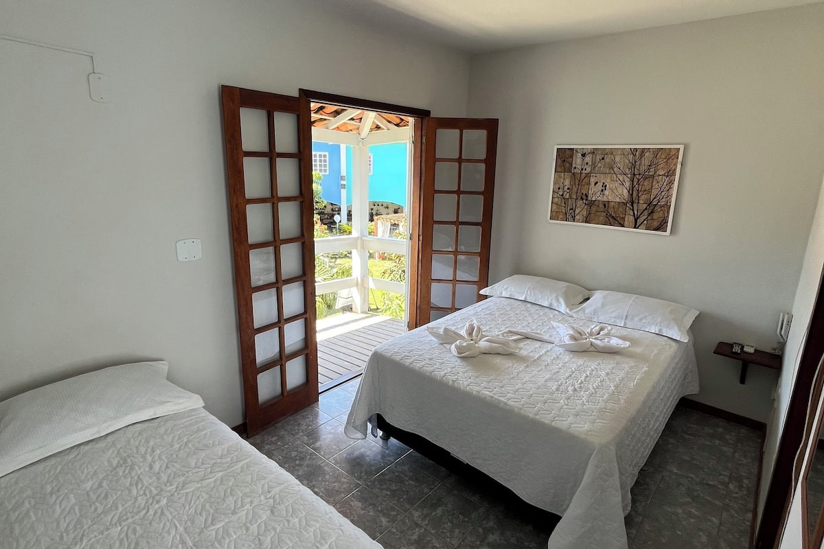 Minibar, free WiFi, bed sheets