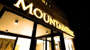 A hotel sign with the name "MOUNTAIN PARK" illuminated at night. - Mountainpark Kassel (Kassel)