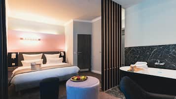 Superior tweepersoonskamer | Luxe beddengoed, een kluis op de kamer, een bureau, een laptopwerkplek