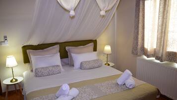 Superior appartement | Luxe beddengoed, bedden met traagschuimmatras, een kluis op de kamer