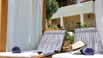 Hồ bơi ngoài trời, dù/ô trên bãi biển/hồ bơi, ghế dài tắm nắng