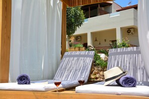 Outdoor pool, pool umbrellas, pool loungers - Elianthos Villa (Apokoronas)