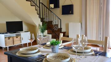 Appartement, uitzicht op zwembad | Woonruimte | Een flatscreentelevisie