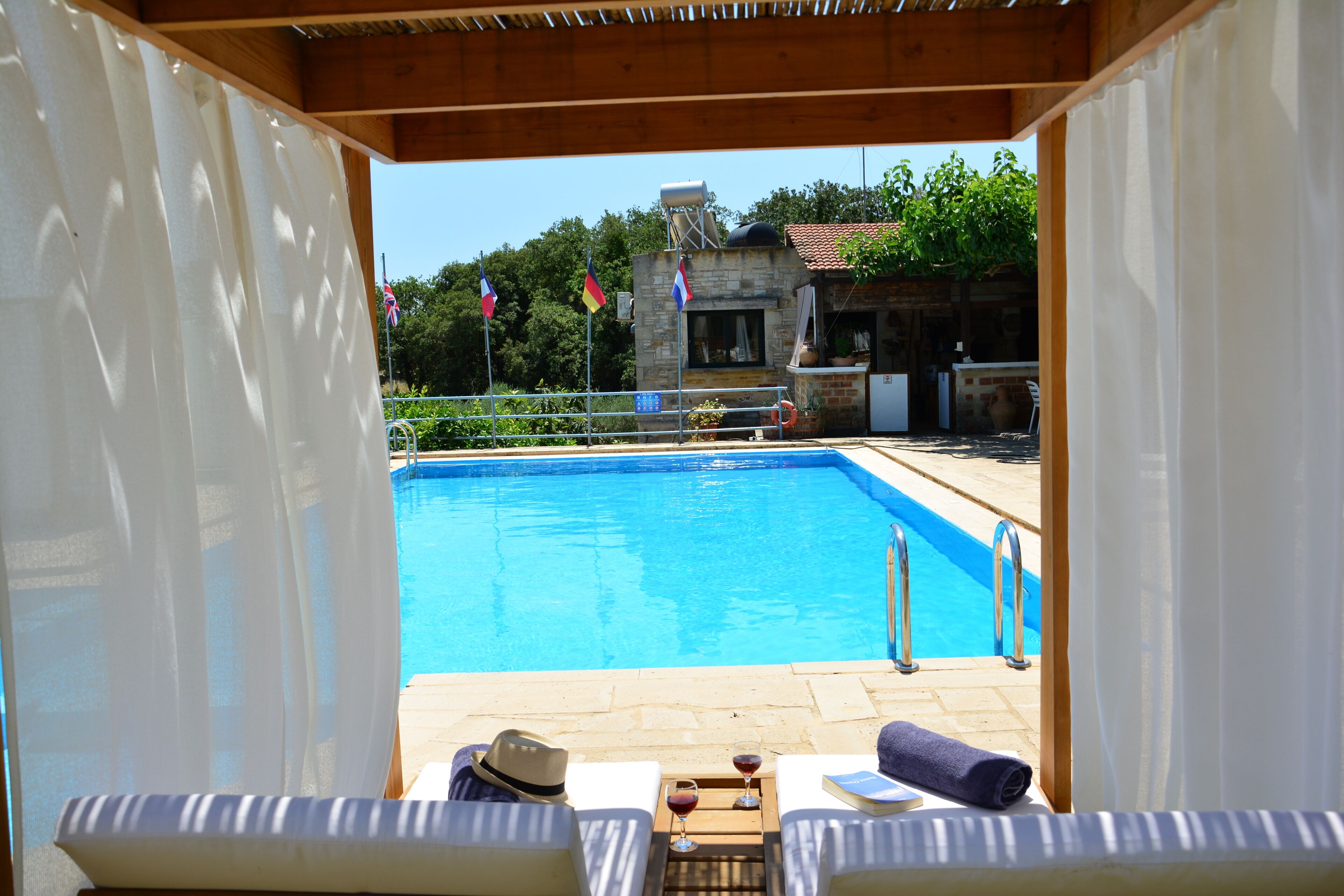 Außenpool, Sonnenschirme, Liegestühle