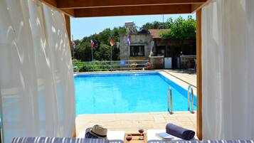 Außenpool, Sonnenschirme, Liegestühle