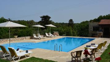 Ulkouima-allas, aurinkovarjoja, aurinkotuoleja