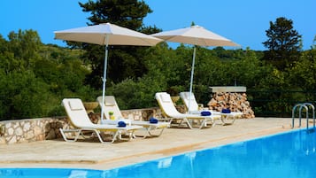 Außenpool, Sonnenschirme, Liegestühle