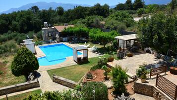 Außenpool, Sonnenschirme, Liegestühle