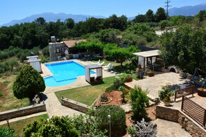 Outdoor pool, pool umbrellas, sun loungers - Elianthos Villa (Apokoronas)