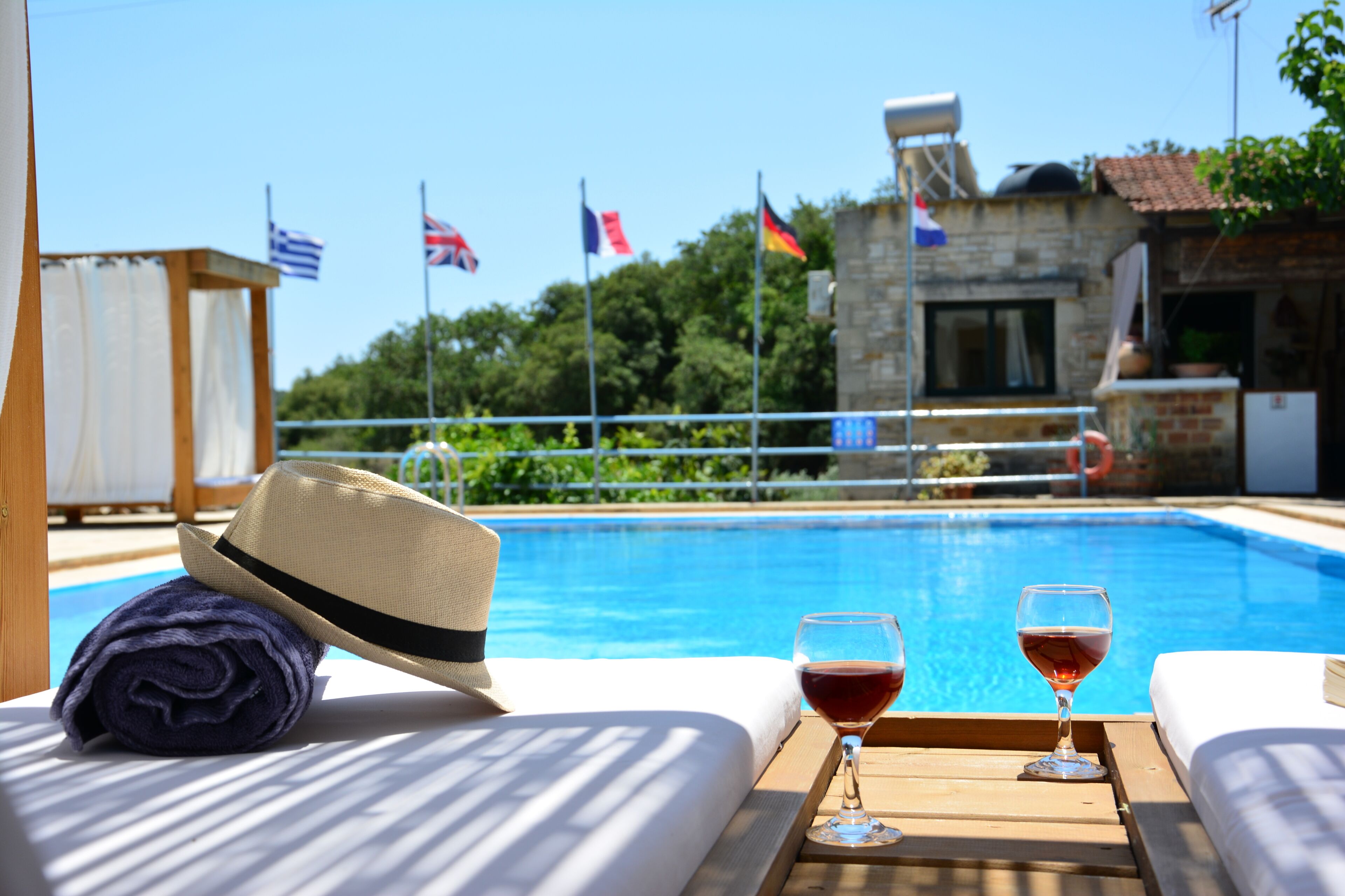 Piscine extérieure, parasols de plage, chaises longues