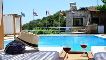 Piscine extérieure, parasols de plage, chaises longues