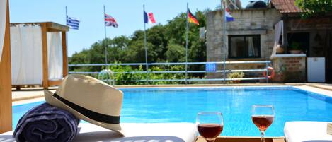Außenpool, Sonnenschirme, Liegestühle
