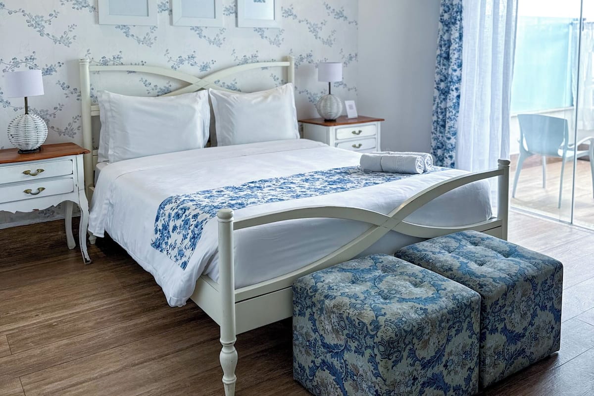 Deluxe-Zimmer, 1 Queen-Bett, Seeblick | 1 Schlafzimmer, Schreibtisch, Verdunkelungsvorhänge