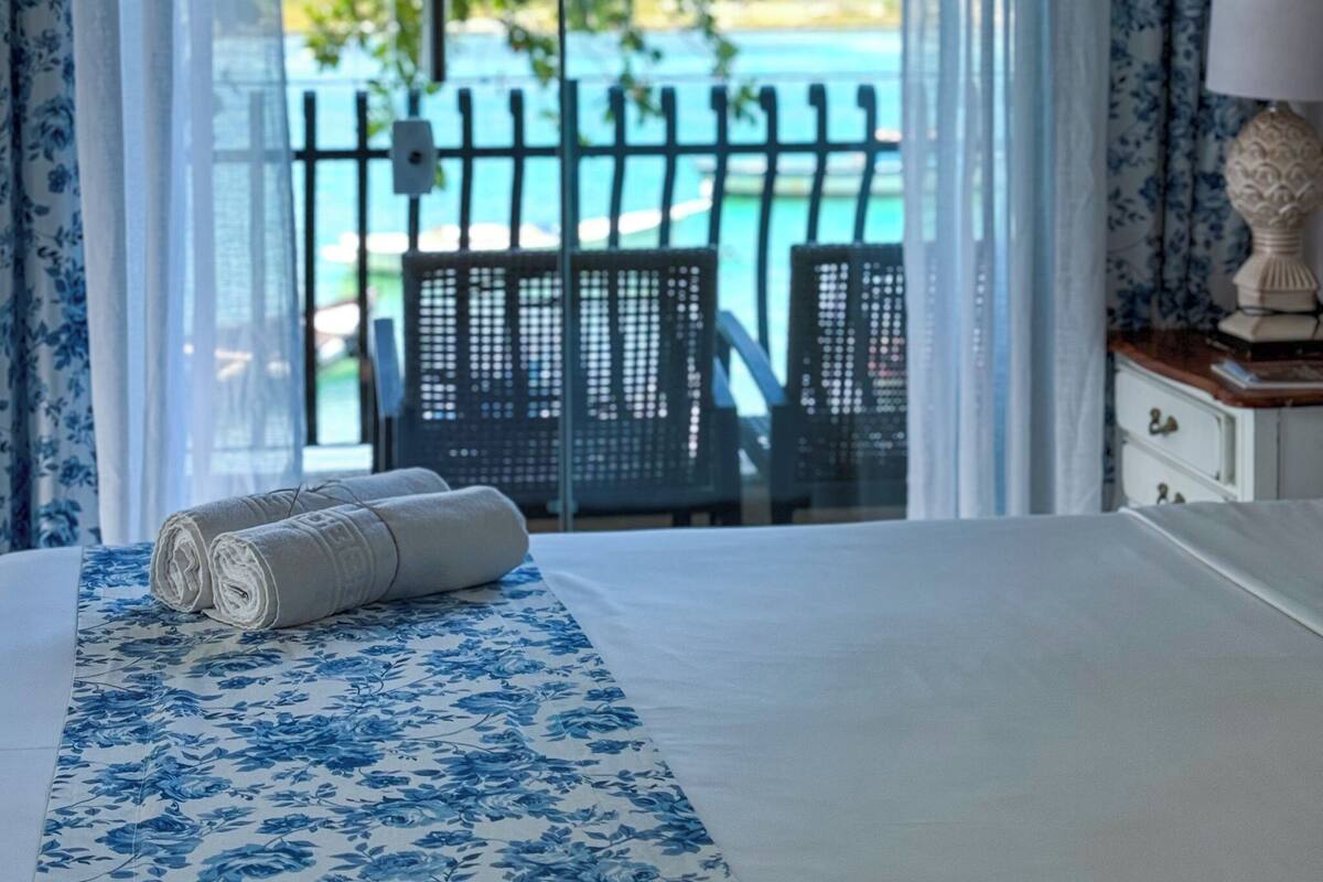 deluxe double room, 1 queen bed | 1 bedroom, desk, blackout curtains, iron/ironing board