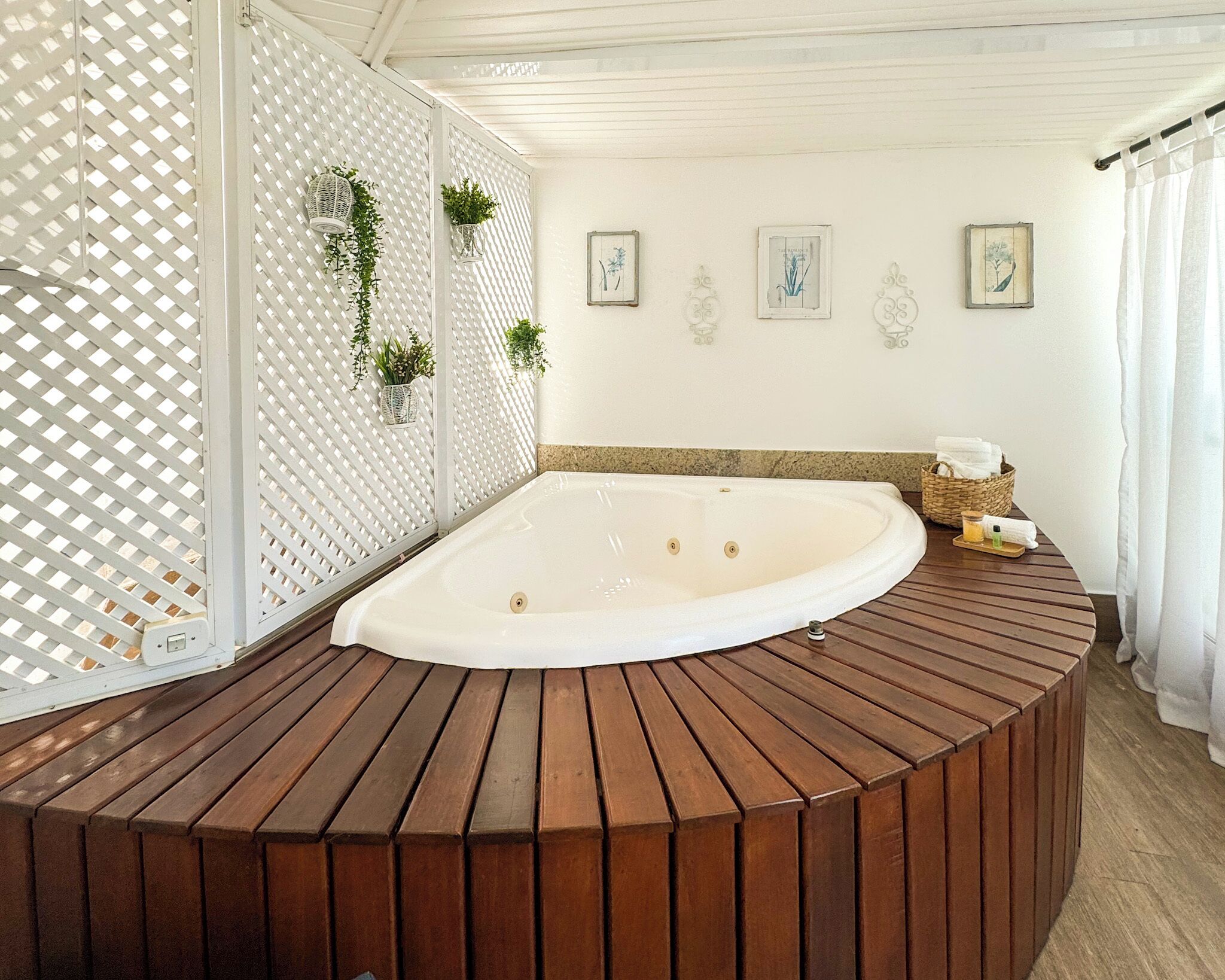 executive suite, 1 queen bed, pool view | 1 bedroom, desk, blackout curtains, iron/ironing board