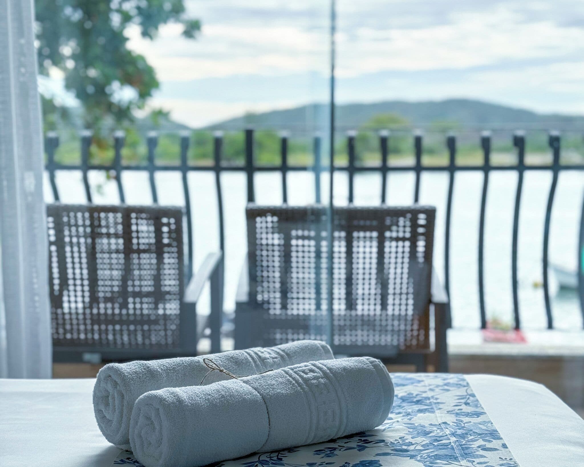 executive suite, 1 queen bed, lake view | 1 bedroom, desk, blackout curtains, iron/ironing board