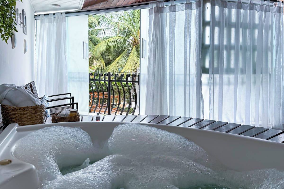 Executive-Suite, 1 Queen-Bett, Poolblick | 1 Schlafzimmer, Schreibtisch, Verdunkelungsvorhänge