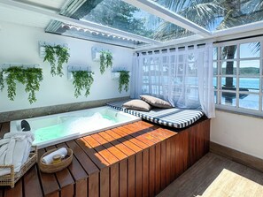 Executive-Suite, 1 Queen-Bett, Seeblick | 1 Schlafzimmer, Schreibtisch, Verdunkelungsvorhänge