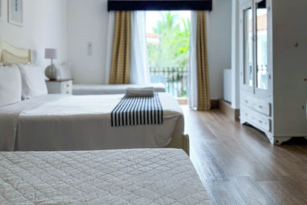 Deluxe-Zimmer, 1 Schlafzimmer, Poolblick | 1 Schlafzimmer, Schreibtisch, Verdunkelungsvorhänge