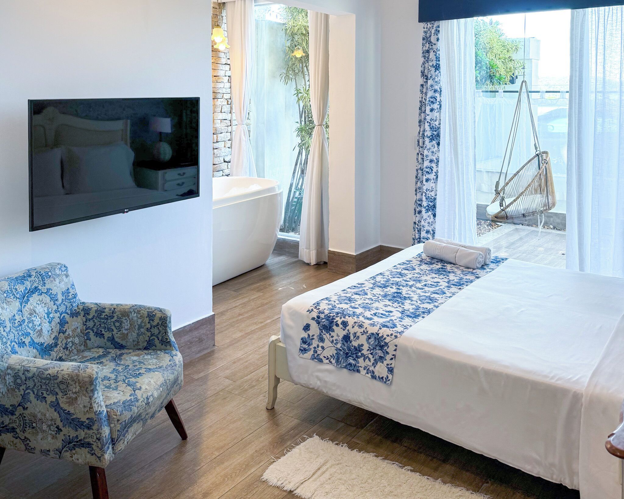 deluxe double room, 1 queen bed | 1 bedroom, desk, blackout curtains, iron/ironing board