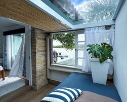 行政套房, 1 张大床, 湖景 | 办公桌、遮光窗帘、熨斗/熨板、免费 WiFi