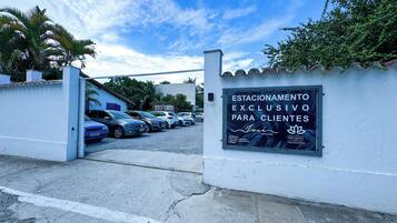 Un área de estacionamiento con un cartel que indica estacionamiento exclusivo para clientes.