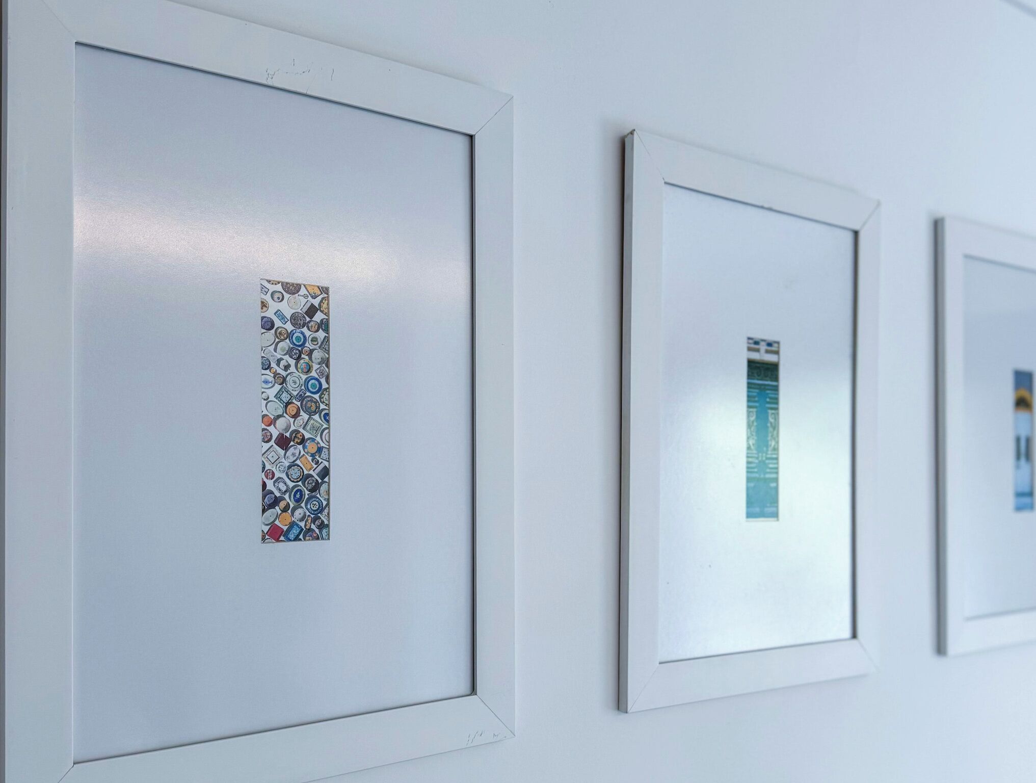 Une série d’œuvres d’art encadrées accrochées au mur.