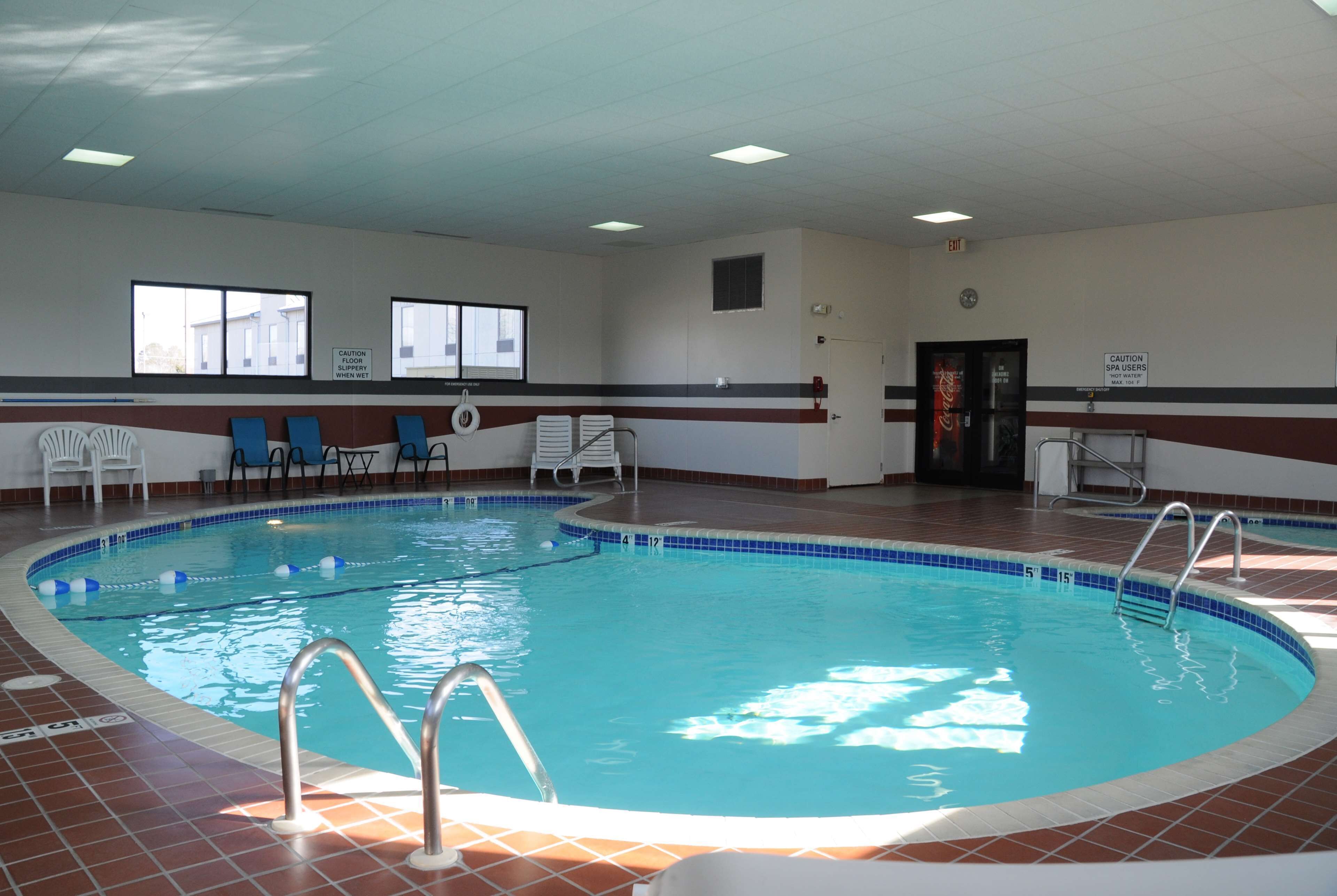 من حمّامات السباحة المغطاة