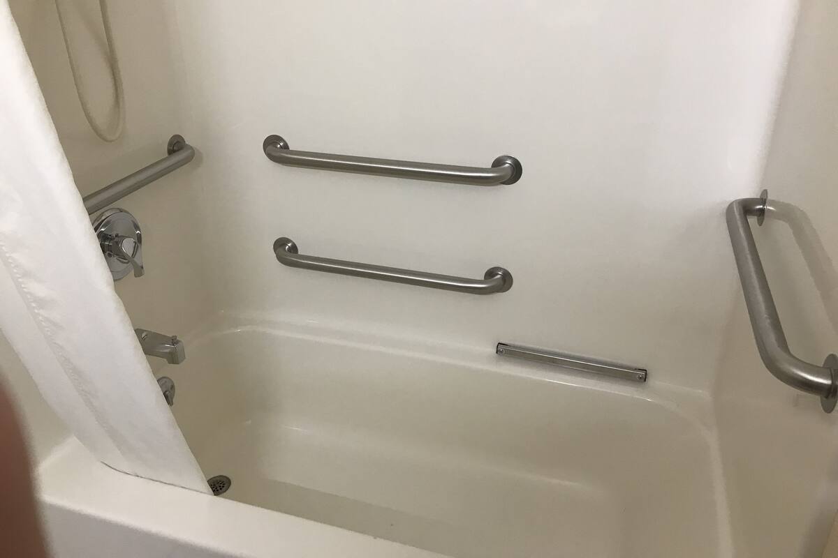 Habitación individual básica, 1 cama Queen size, con acceso para personas discapacitadas | Baño