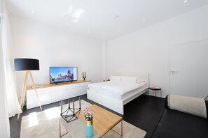 Premium bedding, desk, soundproofing, iron/ironing board - The Apartment Central (Mainz)