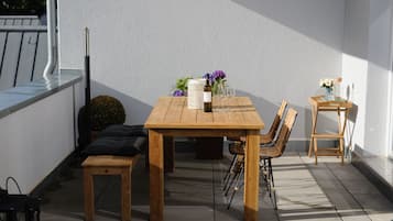 Apartamento clássico, 2 quartos, sacada | Terraço/pátio