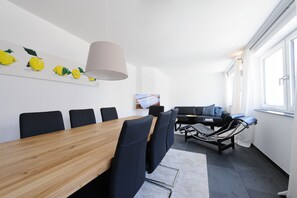 Premium bedding, desk, soundproofing, iron/ironing board - The Apartment Central (Mainz)
