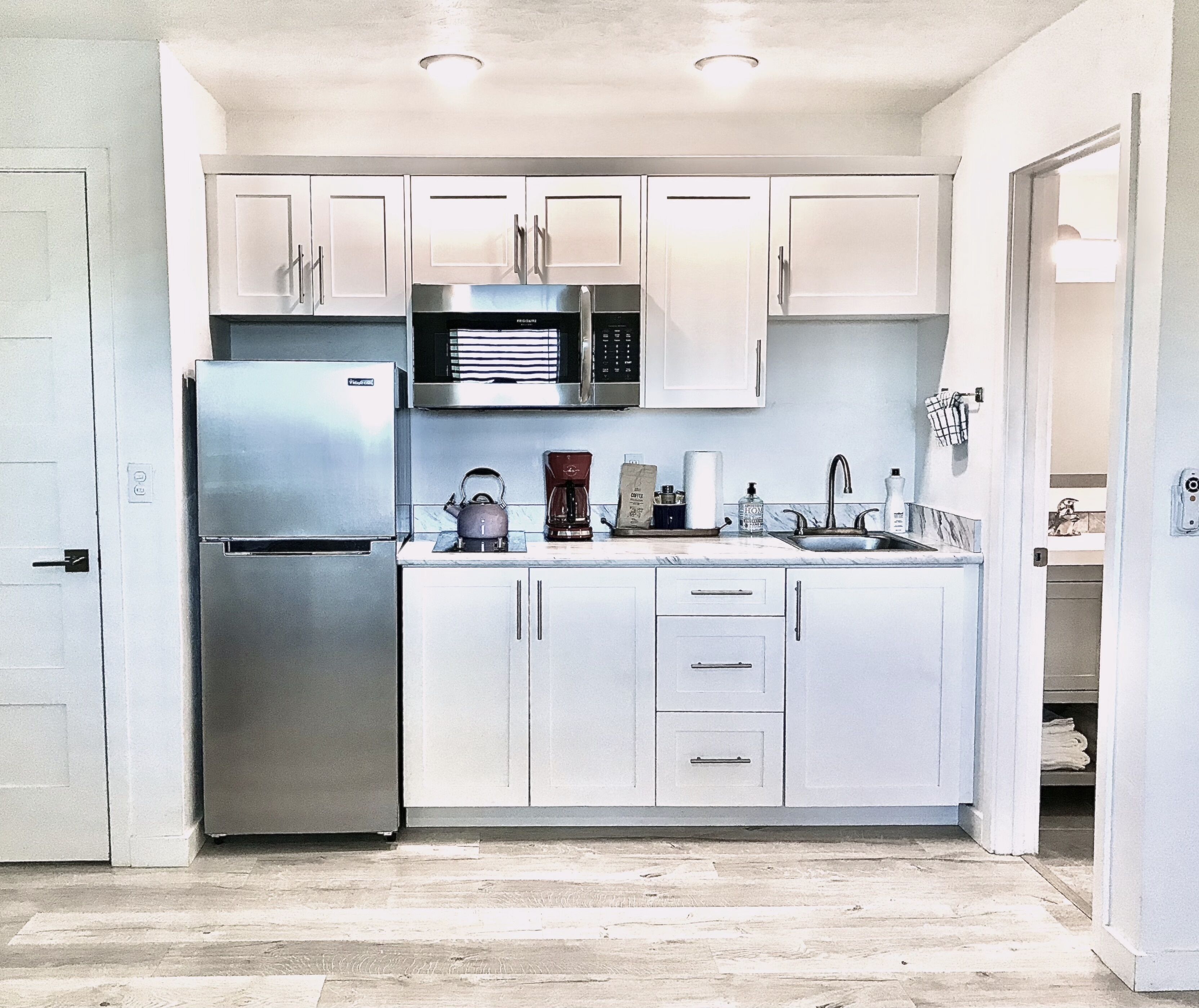 fridge, microwave, stovetop, coffee/tea maker