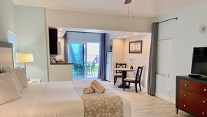 Signature Room, 1 Katil Raja (King) dengan Katil Sofa, Ocean View | Ruang tamu | 50 inci televisyen skrin rata dengan kabel, TV 