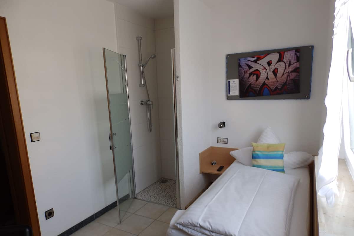 Economy Single Room | Soundproofing, free WiFi, bed sheets
