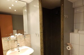Basic Double or Twin Room | Bathroom - H41 Inn Freiburg (Gundelfingen)