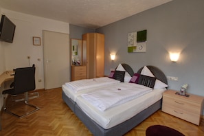 Economy Double Room | Soundproofing, free WiFi, bed sheets - H41 Inn Freiburg (Gundelfingen)